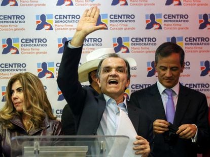 Óscar Iván Zuluaga celebra tras ser anunciado como el candidato presidencial del Centro Democrático, el 22 de noviembre de 2021.