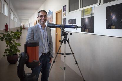 El astrofísico Javier Peralta, en el colegio Huerta de la Cruz de Algeciras, centro desde el que firmó su última investigación científica sobre la atmósfera de Venus.