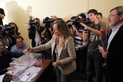 Trinidad Jiménez deposita su voto en la agrupación socialista de Moncloa, acompañada por el candidato a la alcaldía, Jaime Lissavetzky.