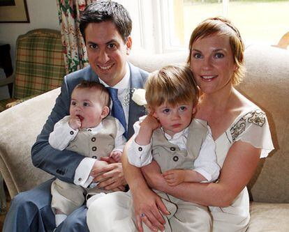 Ed Miliband, su esposa e hijos, ayer tras la boda.