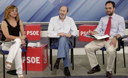 Rubalcaba, junto a los responsables del comité electoral de su partido, Elena Valenciano y Antonio Hernando.