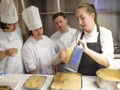 Iria Espinosa, jefa de cocina de Árbore, con sus alumnos