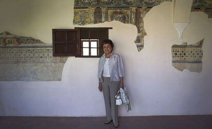 Carmen Laffón posa en uno de los pasillos del convento de Santa Clara.