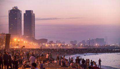 Miles de jóvenes se concentran en la playa de la Barceloneta.