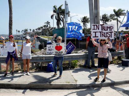 Seguidores de Trump, este viernes aguardando su llegada a Palm Beach Florida.