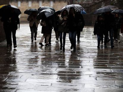 Varias personas pasean entre el viento y la lluvia, en una imagen de archivo.