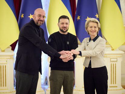 Desde la izquierda, el presidente del Consejo Europeo, Charles Michel; el presidente de Ucrania, Volodímir Zelenski; y la presidenta de la Comisión Europea, Ursula von der Leyen, este viernes en Kiev.