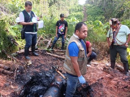 Una grapa tapa la corrosión en el Oleoducto Norperuano que causó daños en el distrito de Morona, territorio del pueblo indígena chapra.