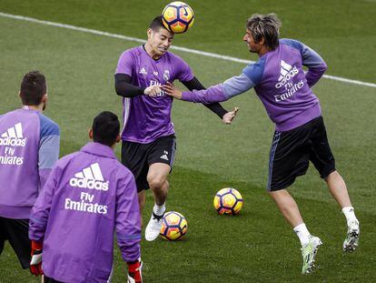 Coentrao, junto a James, en un entrenamiento del Real Madrid. 