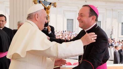 El Papa Francisco recibe en el Vaticano al obispo argentino Gustavo Zanchetta, en junio de 2015.