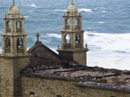 Cubierta destruida por el fuego en el santuario de Mux&iacute;a.