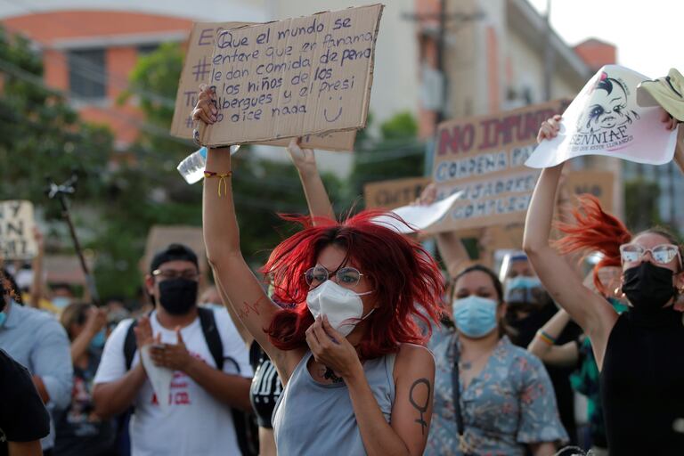Una mujer se manifiesta frente a la sede de la Secretaría Nacional de Niñez en Ciudad Panamá el pasado 12 de febrero.