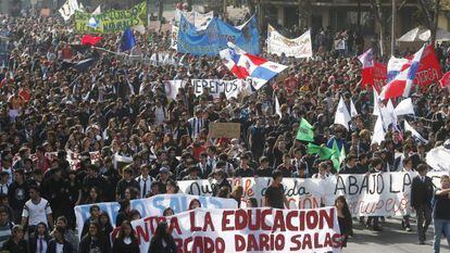Estudiantes se manifiestan por su educación en Chile.