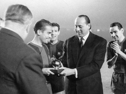 El subdirector del periódico 'L'Equipe' (c) entrega a Luis Suarez el Balón de Oro al mejor futbolista de la temporada 1960.