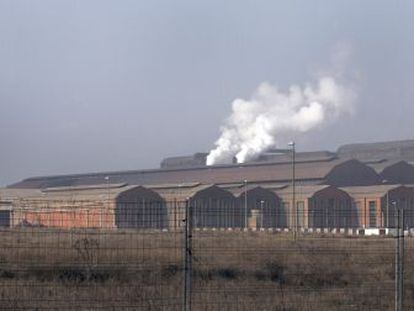 Una factor&iacute;a emite gases en un pol&iacute;gono de Madrid.