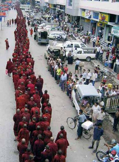Monjes budistas birmanos marchan ayer por las calles de Mandalay.