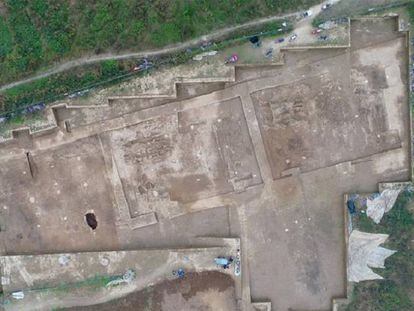 Vista aérea de las ruinas de un edificio de oficinas gubernamentales, que se cree que fue un departamento musical de la Dinastía Qin.
