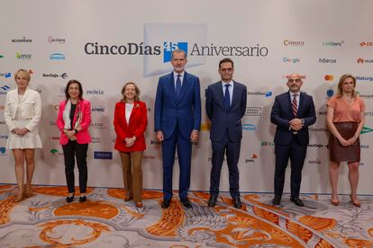 MADRID , 13/06/2023.- El rey Felipe VI, la ministra de Defensa, Margarita Robles (2i) y la vicepresidenta económica, Nadia Calviño (3i) entre otros asistentes, a su llegada al acto de celebración del 45 aniversario del diario Cinco Días, este martes en Madrid. EFE/ Mariscal
