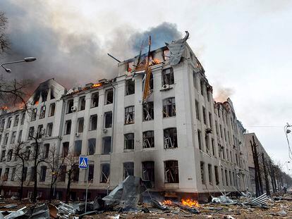 Imagen facilitada por el Servicio Estatal de Emergencia de Ucrania donde se muestra la destrucción de uno de los edificios de la Universidad de Járkov, tras ser atacado este miércoles.