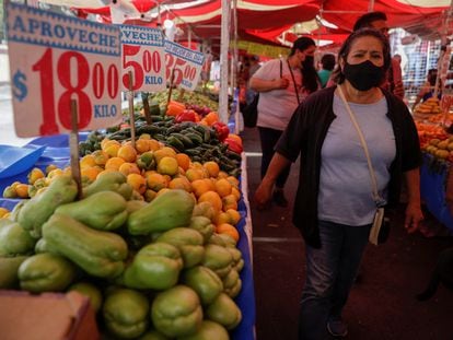 Los clientes caminan junto a un puesto de verduras en un mercado de Ciudad de México, el 8 abril de 2022.