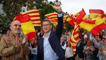 El presidente del PP, Alberto Núñez Feijóo y el candidato popular a la alcaldía de Barcelona, Daniel Sirera, en el mitin este jueves en Barcelona.