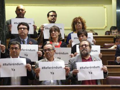Diputados de Izquierda Plural piden un referéndum durante la votación.