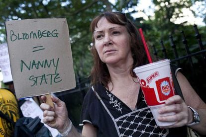 Una mujer se manifiesta en contra de la prohibici&oacute;n de la venta de bebidas azucaradas de gran tama&ntilde;o en Nueva York
