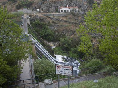 La presa del río Aulencia, cuyo embalse está contaminado con fango tóxico.