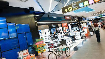Pasillo de una de las tiendas libres de impuestos en el aeropuerto de Barcelona-El Prat.
