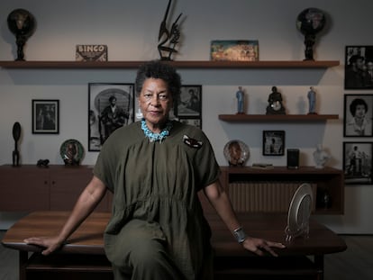 La artista estadounidense Carrie Mae Weems, fotografiada en su exposición en el Centro KBr de la la Fundación Mapfre de Barcelona.