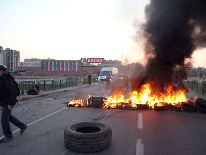 Quema de neumáticos en la antigua carretera nacional 240 a la entrada de Tarragona.