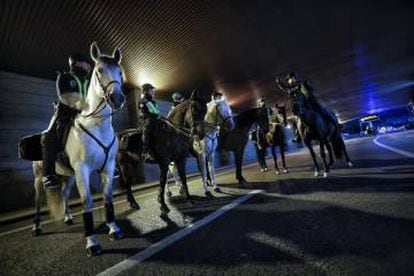 Policías de la Unidad de Caballería, en el túnel del Vicente Calderón en la M-30.