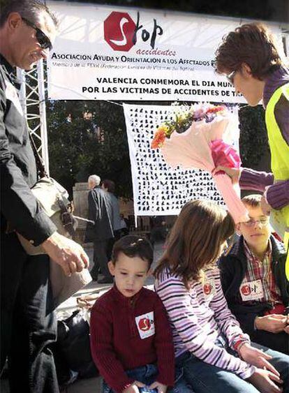 Participantes en el día mundial por las víctimas de siniestros viarios, ayer en Valencia.