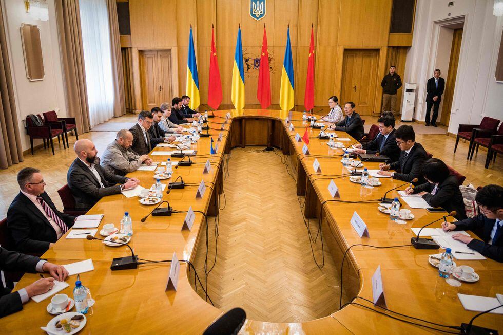 Imagen de la reunión entre el Gobierno ucranio y la delegación china en Kiev, el 16 de mayo, en una imagen oficial de Kiev