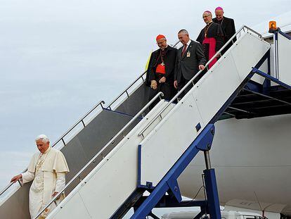 El Papa desciende del avión en Australia. Tras él, el secretario de Estado vaticano, Tarcisio Bertone.