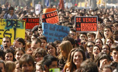 La manifestación de estudiantes universitarios contra los recortes ha arrancado con la particpación de miles de alumnos y profesores.