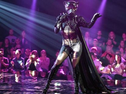 El concursante The Panther, en el escenario de la versión alemana de The Masked Singer. En vídeo, tráiler de la versión americana del programa.