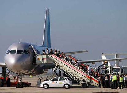 Pasajeros suben al vuelo inaugural de Clickair en Barcelona.