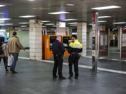 El intercambiador de plaza Catalunya tras el desalojo.