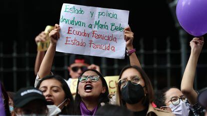 Protesta ante la Fiscalía por la desaparición de María Belén Bernal en la Escuela Superior de Policía, en Quito.