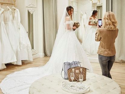 Una novia se prueba un traje de ceremonia en una tienda de Barcelona.
