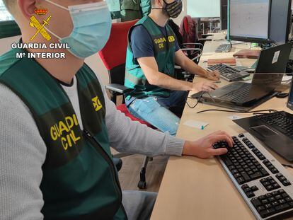 Agentes del Departamento contra el Cibercrimen de la UCO, en una imagen facilitada por la Guardia Civil.