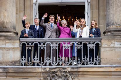 La reina Margarita de Dinamarca saluda junto a sus familiares, entre ellos, el príncipe heredero Federico (segundo desde la izquierda), en el palacio de Amalienborg en Copenhague, el 15 de octubre pasado. 