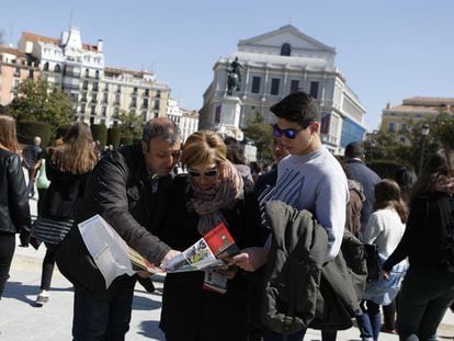 Una familia de turistas italianos en la zona del Palacio Real de Madrid