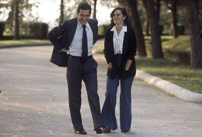 Junio de 1977. Adolfo Su&aacute;rez fotografiado en el palacio de La Moncloa junto a su hija Sonsoles.