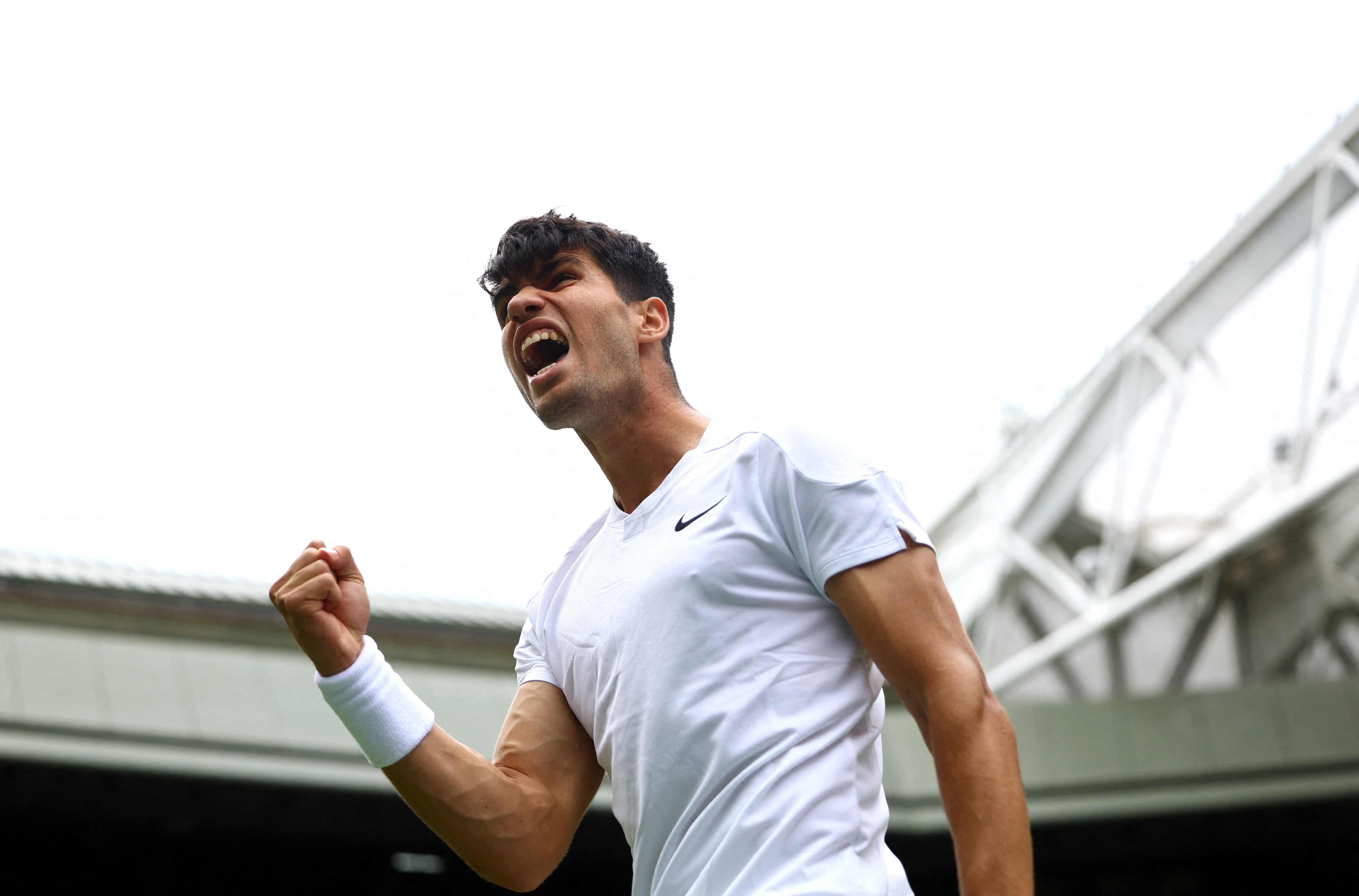 Alcaraz se sobrepone al animoso Lajal en su estreno en Wimbledon