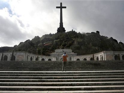 Un turista observa la gran cruz de 130 metros en el Valle de los Caídos. En vídeo, declaraciones de Emilio Silva, portavoz de la Asociación para la Recuperación de la Memoria Histórica.