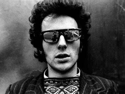 Joe Strummer, líder de The Clash, en Londres en 1976, retratado cuando aún militaba en el grupo The 101ers.