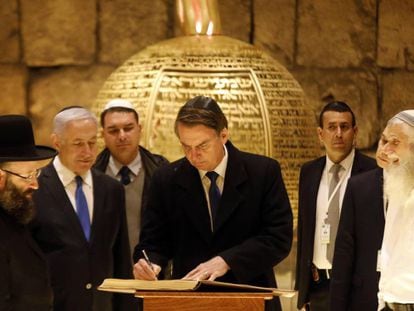 Bolsonaro firma un libro junto Netanyahu y el rabino del Muro de las Lamentaciones,este lunes. 
