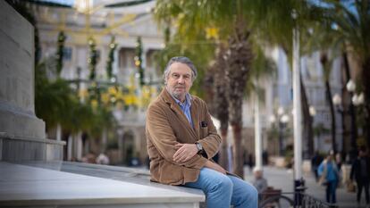 Felipe Benítez Reyes posa en la plaza San Juan de Dios en Cádiz.